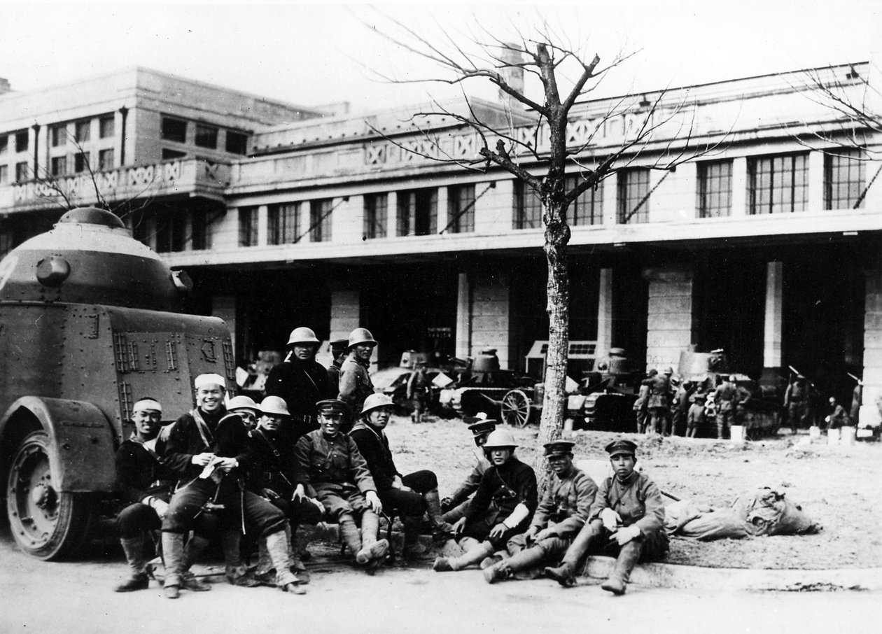 Japońscy żołnierze i czołgi w Chinach, ok. 1920-40 autorstwa Japanese Photographer