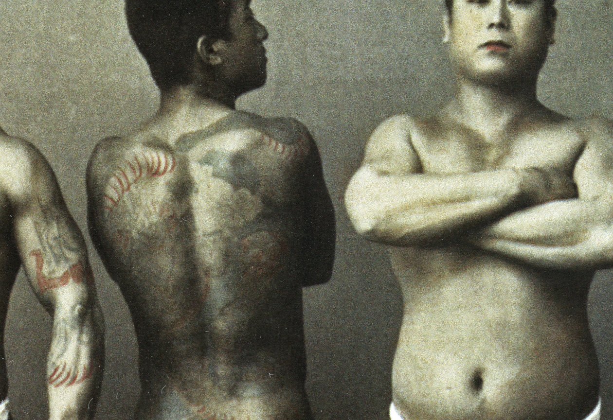Mężczyzna z tradycyjnym japońskim tatuażem Irezumi, ok. 1880 (zdjęcie ręcznie kolorowanego albumu) (detal 398092) autorstwa Japanese Photographer
