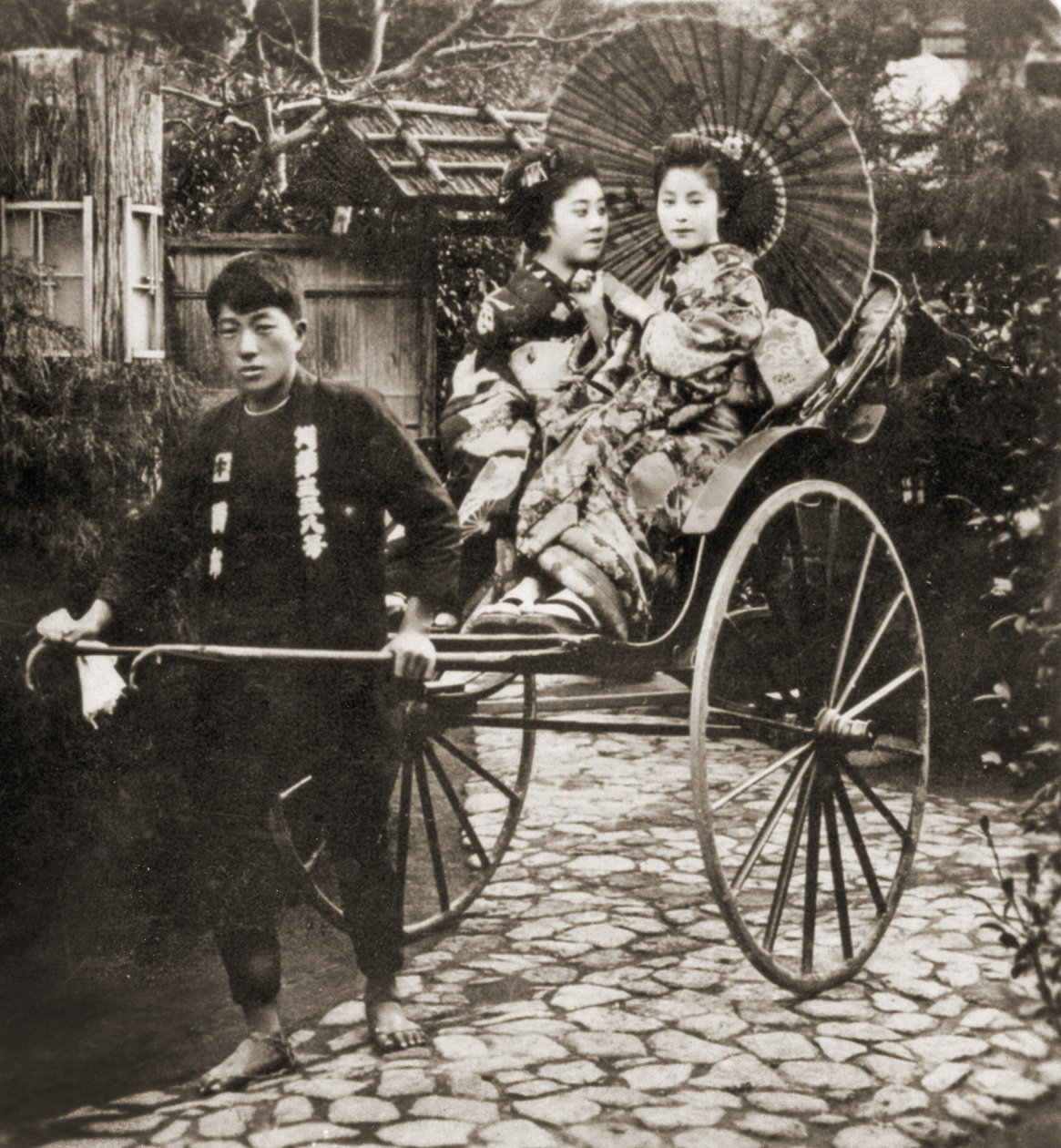 Biegacz ciągnący dwie gejsze na rikszy w Japonii, ok. 1900 (zdjęcie albumu) autorstwa Japanese Photographer