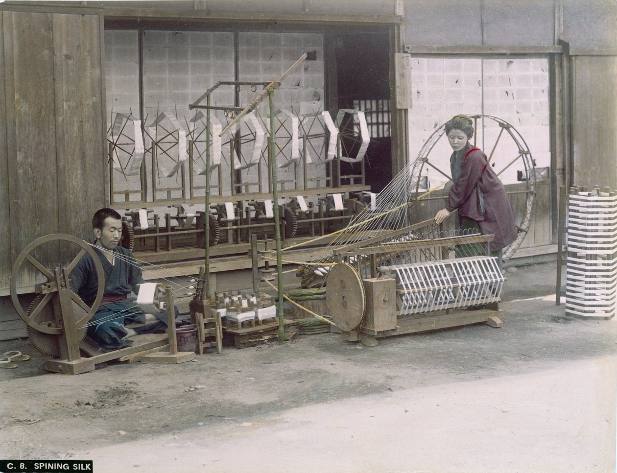 Jedwabne przędzenie w Japonii, ok. 1900 (zdjęcie ręcznie kolorowane) autorstwa Japanese Photographer