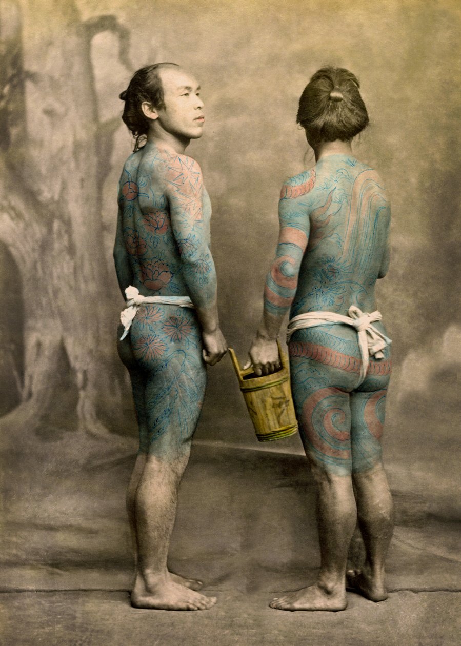Dwóch mężczyzn z tradycyjnymi japońskimi tatuażami Irezumi, ok. 1880 r. (zdjęcie ręcznie kolorowanego albumu) autorstwa Japanese Photographer