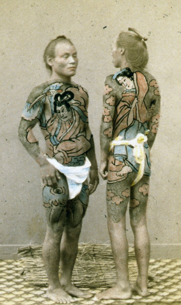 Dwóch mężczyzn z tradycyjnymi japońskimi tatuażami Irezumi, ok. 1880 r. (zdjęcie ręcznie kolorowanego albumu) autorstwa Japanese Photographer