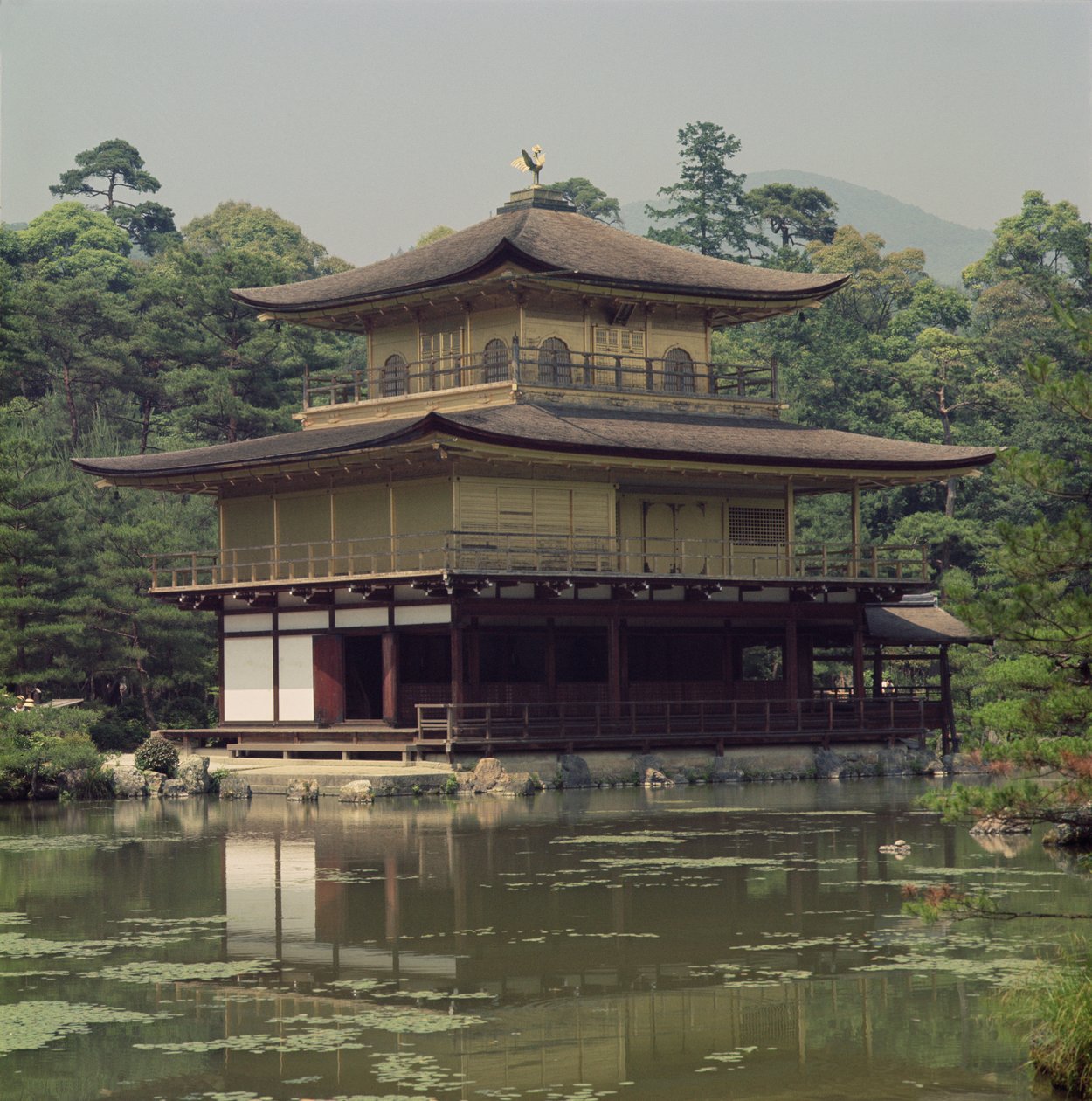 Świątynia Kinkaku (Złoty Pawilon) poświęcona pamięci szoguna Ashikaga Yoshimitsu (1358-1408) XV wiek (przebudowany XIX wiek) autorstwa Japanese School