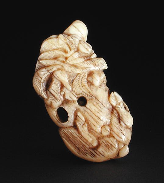 Netsuke przedstawiający leżącego dzika, ok. 1930 r. 1750-80 (róg Narwahla) (podstawa 193827) autorstwa Japanese School