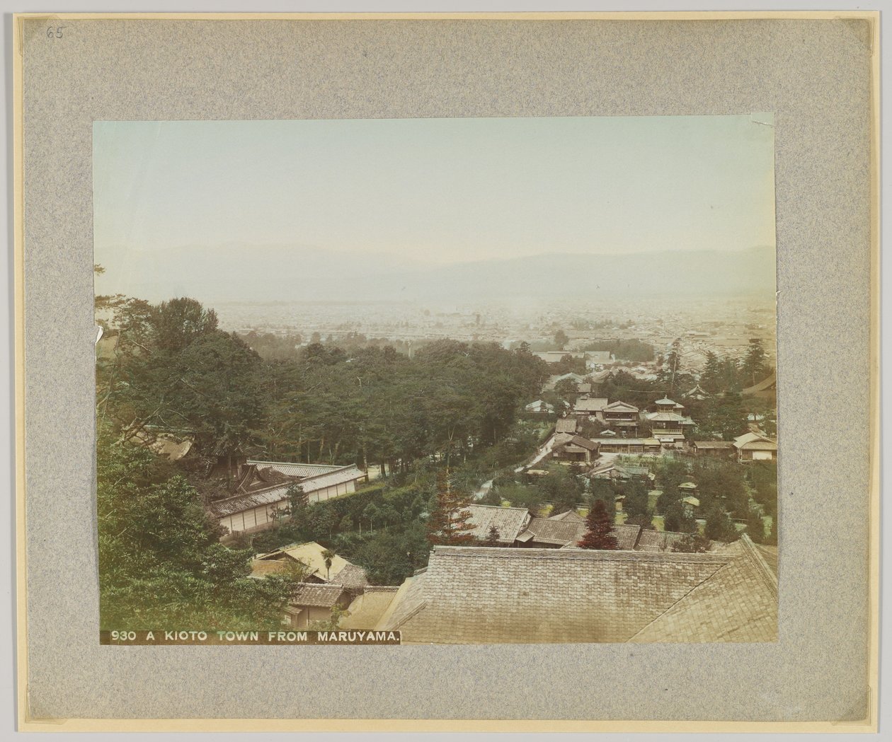 Miasto Kioto z Maruyama, Japonia (ręcznie kolorowane czarno-białe zdjęcie) autorstwa Japanese Photographer