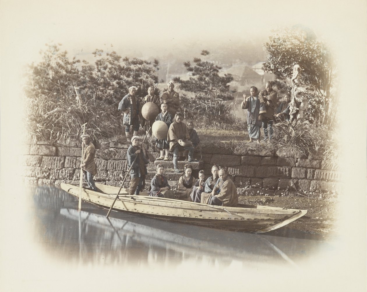 Łódź na brzegu rzeki, Japonia (ręcznie kolorowane czarno-białe zdjęcie) autorstwa Japanese Photographer