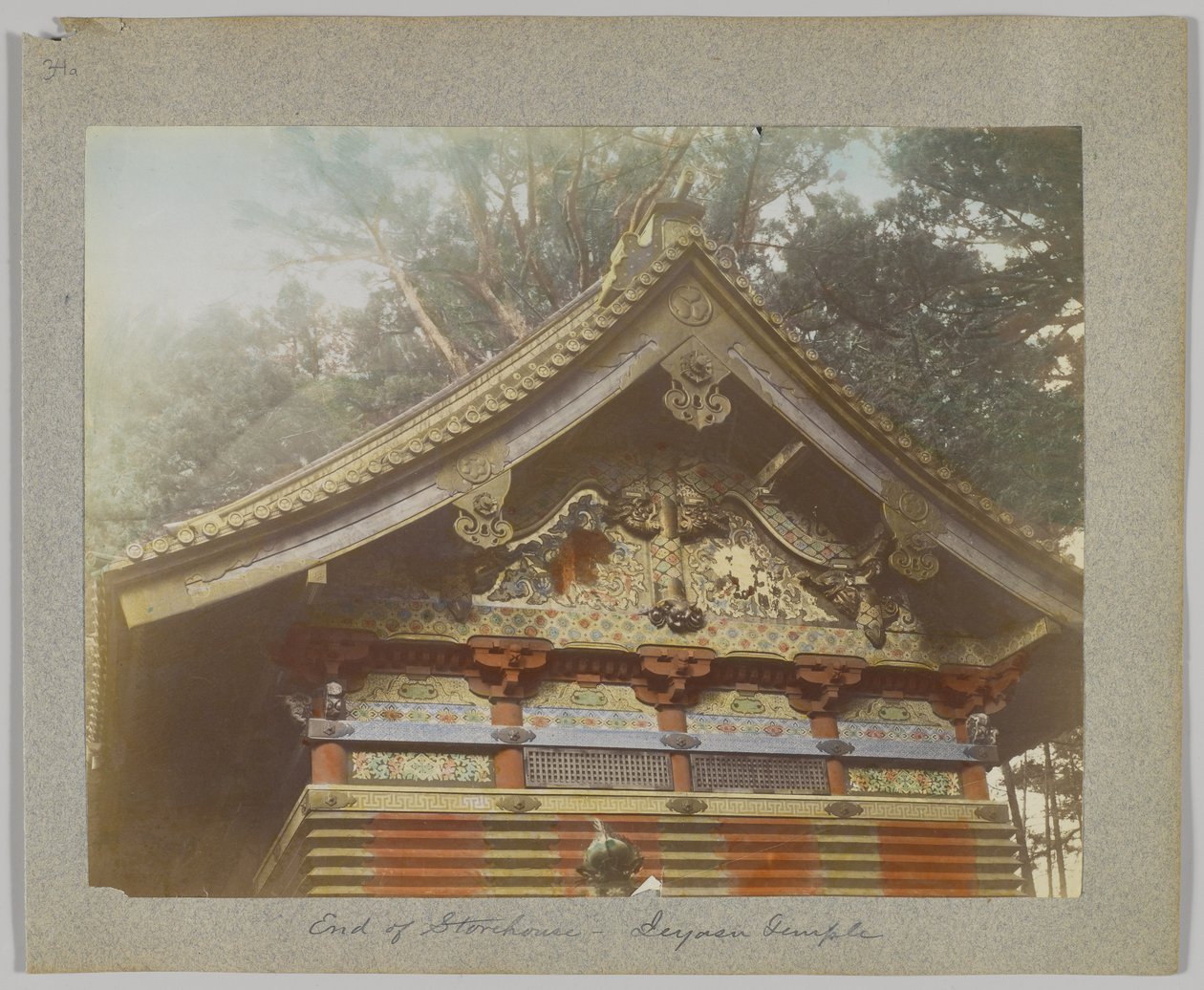 Magazyn w Tōshō-gū, Nikko, Japonia (ręcznie kolorowane czarno-białe zdjęcie) autorstwa Japanese Photographer