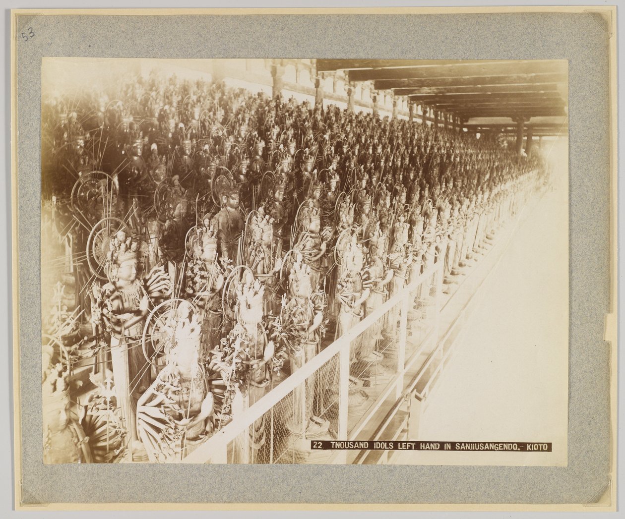 Tysiąc bożków w Sanjusangendo, Kioto, Japonia (zdjęcie czarno-białe) autorstwa Japanese Photographer