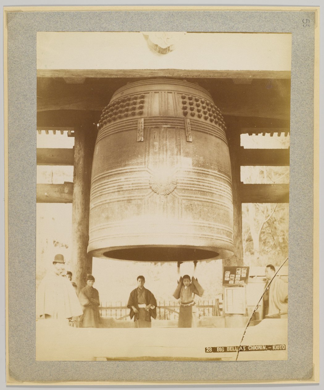 Big Bell w Chionin, Kioto, Japonia (zdjęcie czarno-białe) autorstwa Japanese Photographer