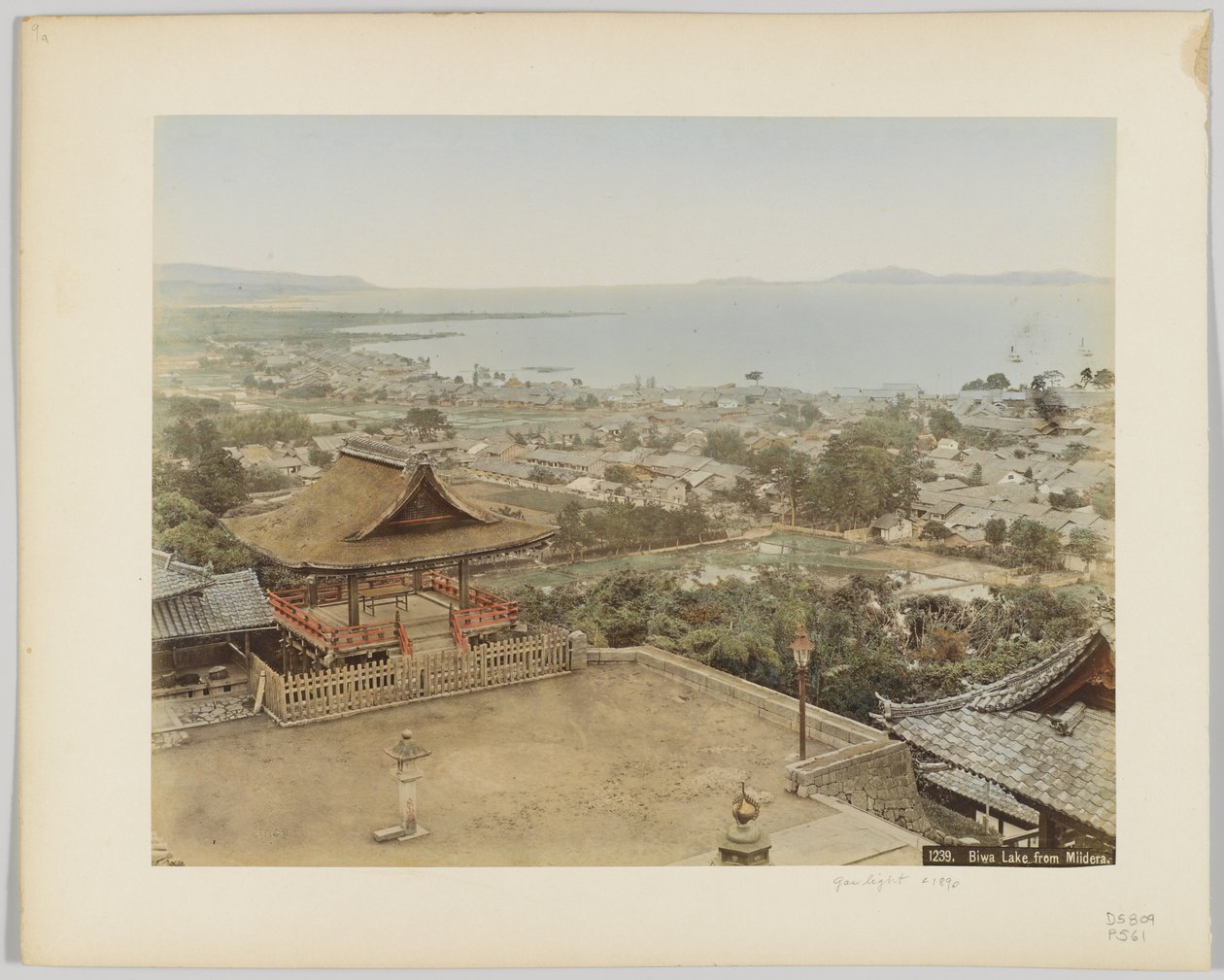 Jezioro Biwa z Miidera, Japonia, ok. 1890 (zdjęcie ręcznie kolorowane czarno-białe) autorstwa Japanese Photographer