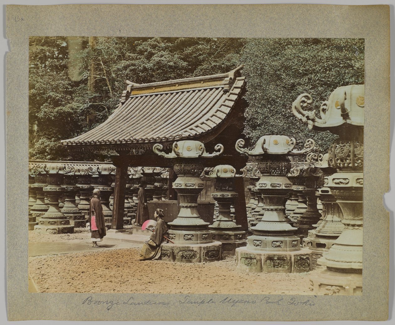 Brązowe latarnie przed świątynią w parku Uyeno, Tokio, Japonia (ręcznie kolorowane czarno-białe zdjęcie) autorstwa Japanese Photographer