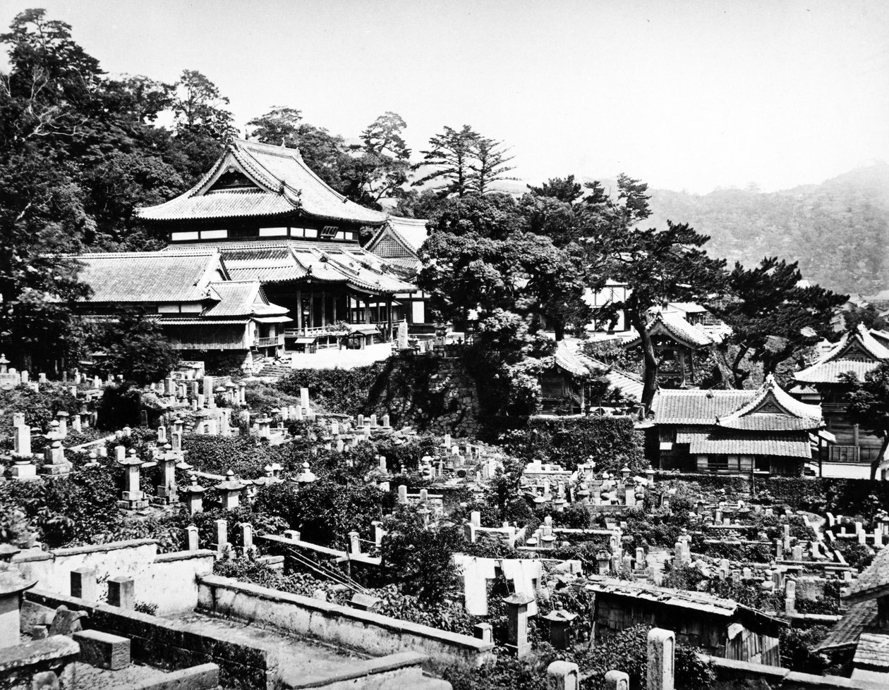 Cmentarz świątyni Honrenji w Chikugo-machi, Nagasaki, ok. 1860-80 autorstwa Japanese Photographer