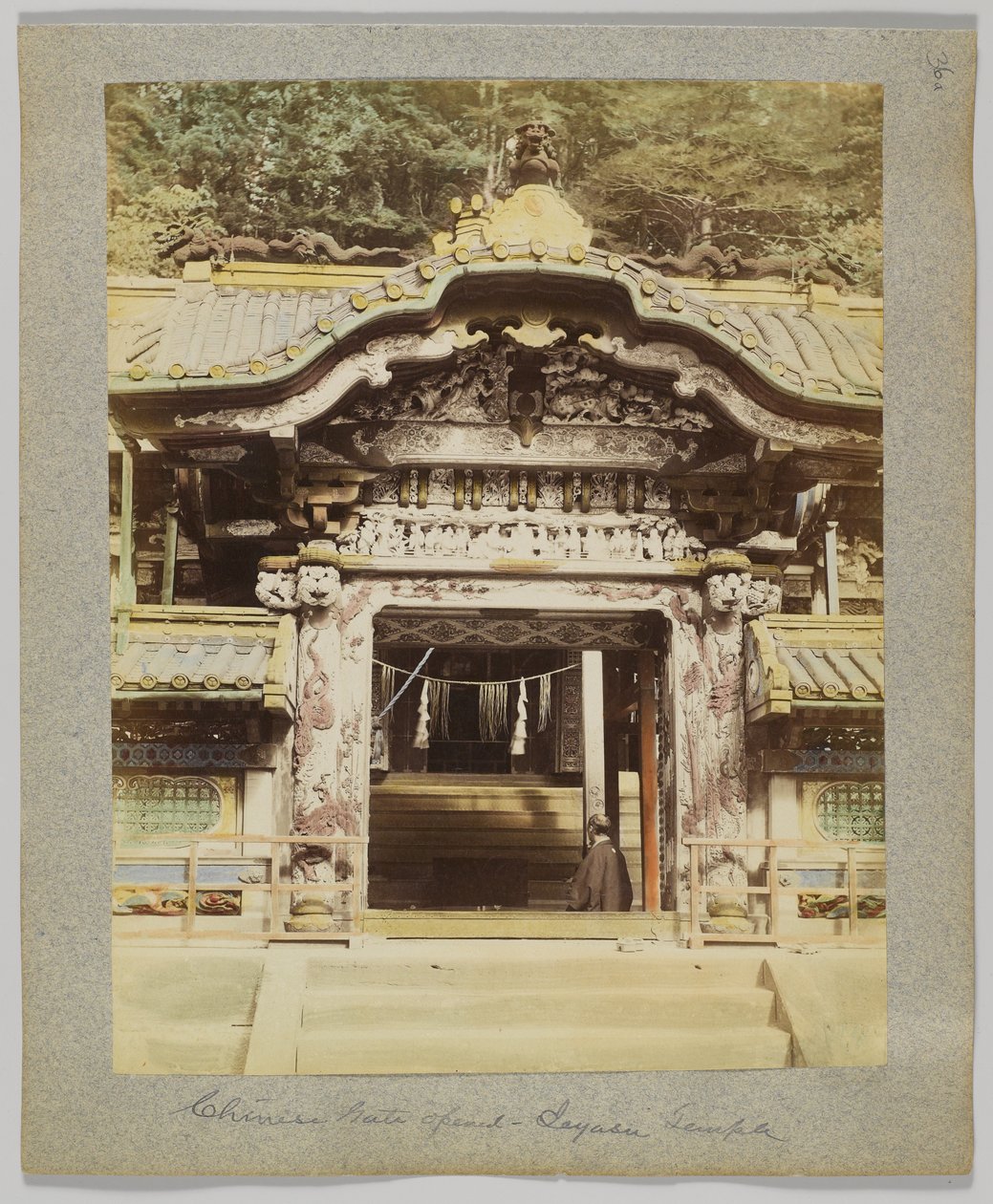 Chińska Brama, Tōshō-gū, Nikko, Japonia (ręcznie kolorowane czarno-białe zdjęcie) autorstwa Japanese Photographer