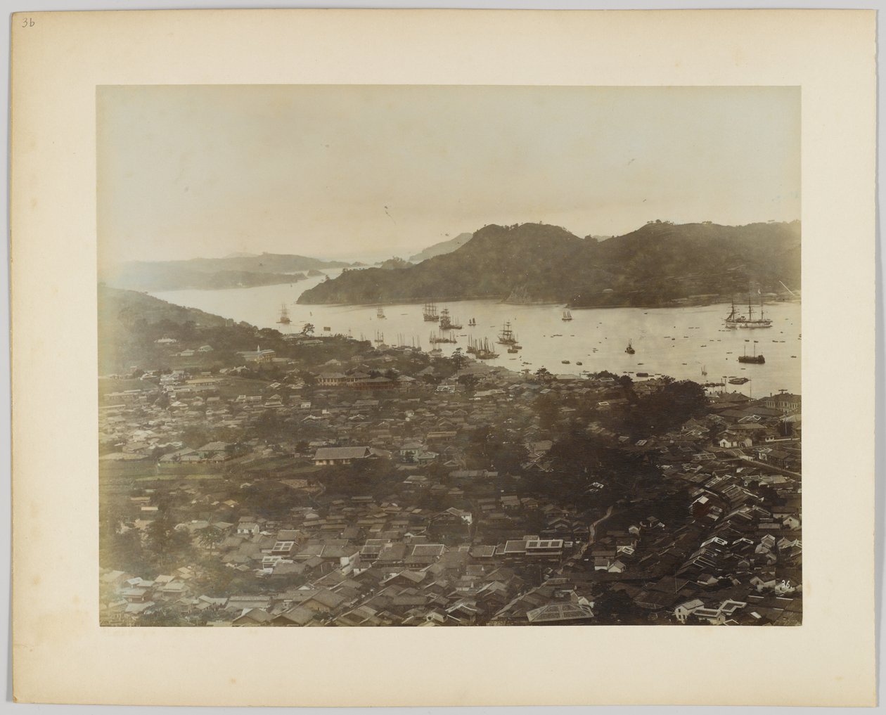 Miasto na wybrzeżu, Japonia (zdjęcie ręcznie kolorowane czarno-białe) autorstwa Japanese Photographer