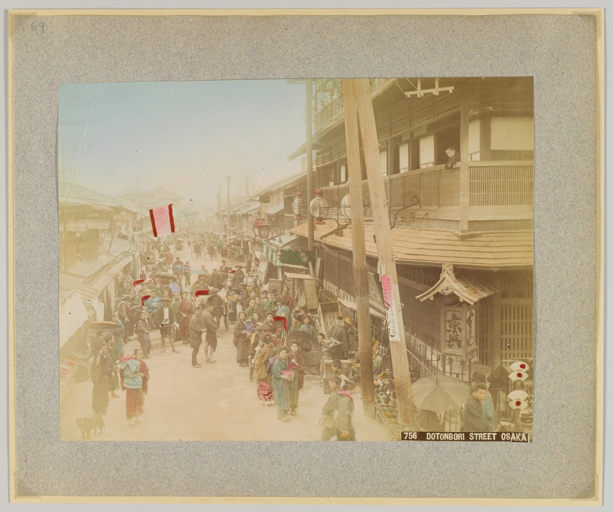 Dotonbori Street, Osaka, Japonia (ręcznie kolorowane czarno-białe zdjęcie) autorstwa Japanese Photographer