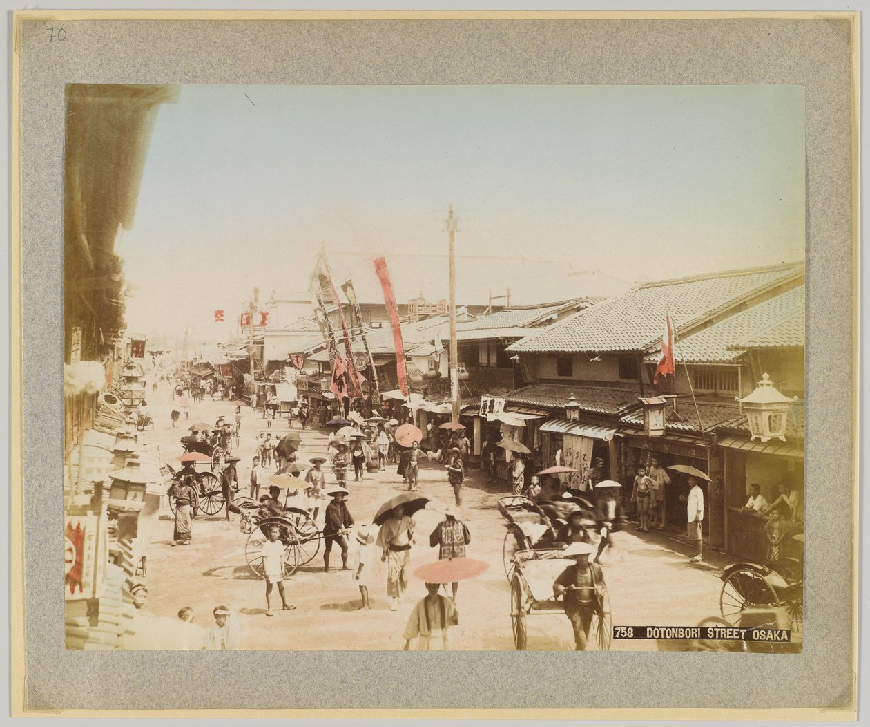 Dotonbori Street, Osaka, Japonia (ręcznie kolorowane czarno-białe zdjęcie) autorstwa Japanese Photographer