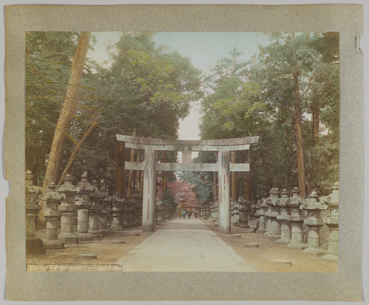 Wejście do świątyni w parku Uyeno, Tokio, Japonia (ręcznie kolorowane czarno-białe zdjęcie) autorstwa Japanese Photographer