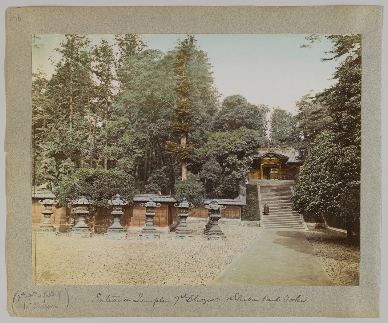 Wejście do Świątyni Siódmego Szoguna, Shiba Park, Tokio, Japonia (ręcznie kolorowane czarno-białe zdjęcie) autorstwa Japanese Photographer