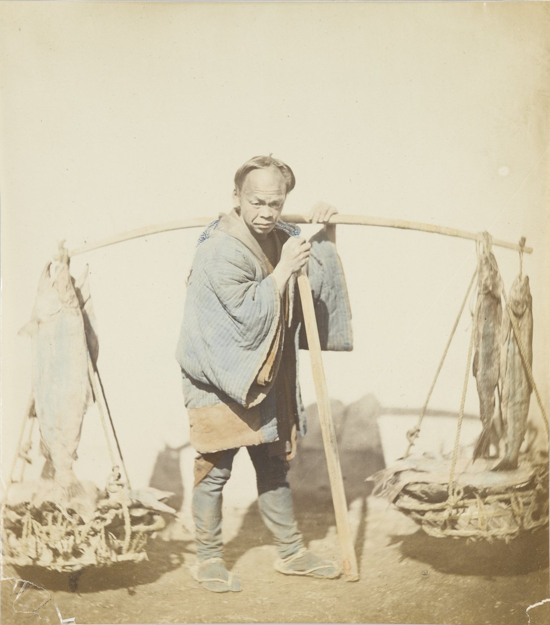 Rybak ze swoim połowem (ręcznie kolorowane czarno-białe zdjęcie) autorstwa Japanese Photographer