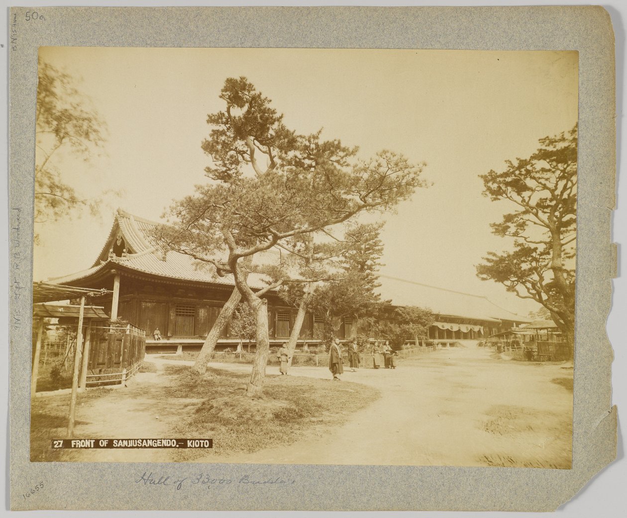 Front Sanjusangendo, Kioto, Japonia (zdjęcie czarno-białe) autorstwa Japanese Photographer