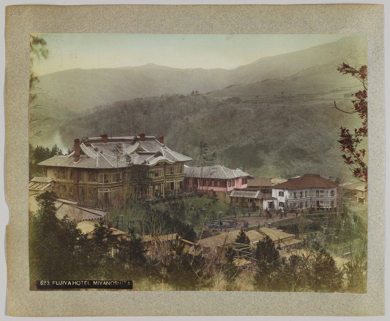 Fujiya Hotel, Miyanoshita, Hakone, Prefektura Kanagawa, Japonia (ręcznie kolorowane czarno-białe zdjęcie) autorstwa Japanese Photographer