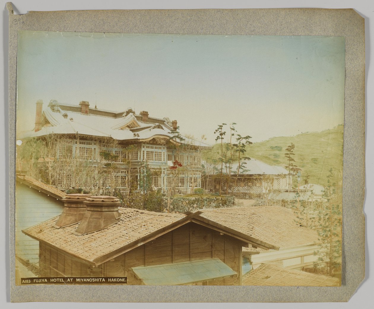 Fujiya Hotel, Miyanoshita, Hakone, Prefektura Kanagawa, Japonia (ręcznie kolorowane czarno-białe zdjęcie) autorstwa Japanese Photographer
