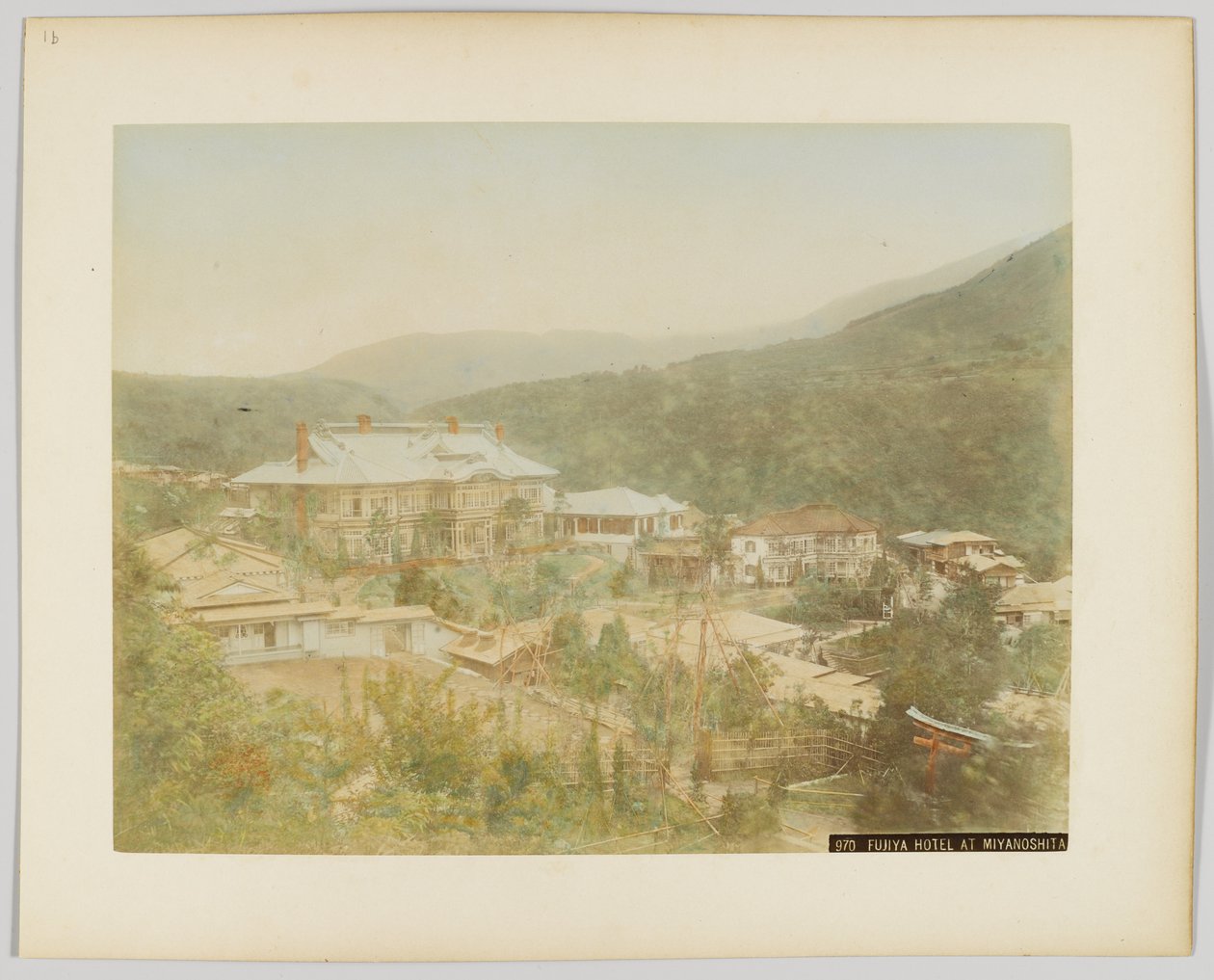Fujiya Hotel w Miyanoshita, Prefektura Kanagawa, Japonia (ręcznie kolorowane czarno-białe zdjęcie) autorstwa Japanese Photographer