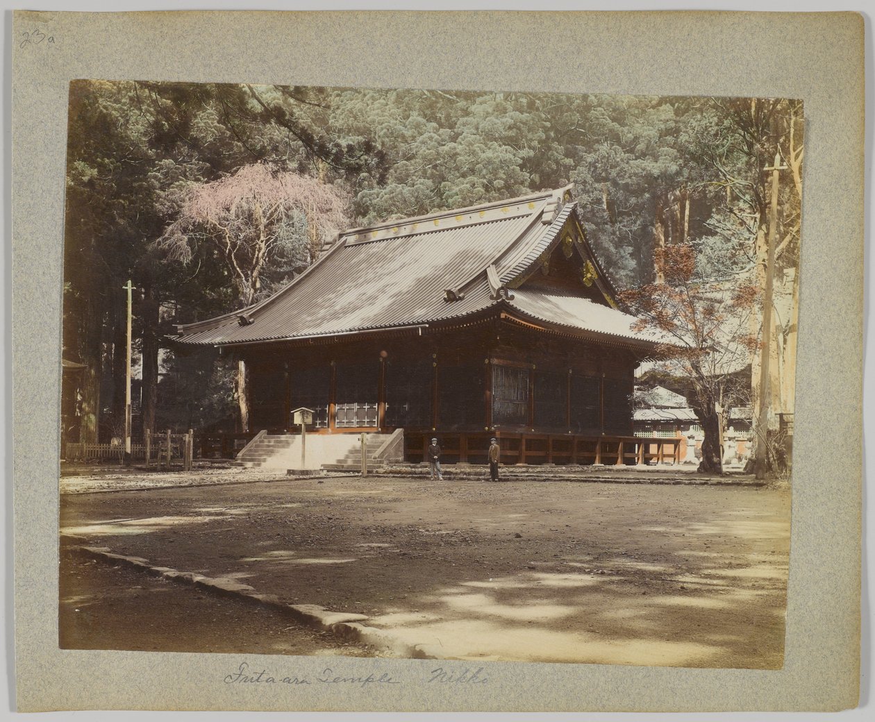 Świątynia Futa-ara, Nikko, Japonia (ręcznie kolorowane czarno-białe zdjęcie) autorstwa Japanese Photographer