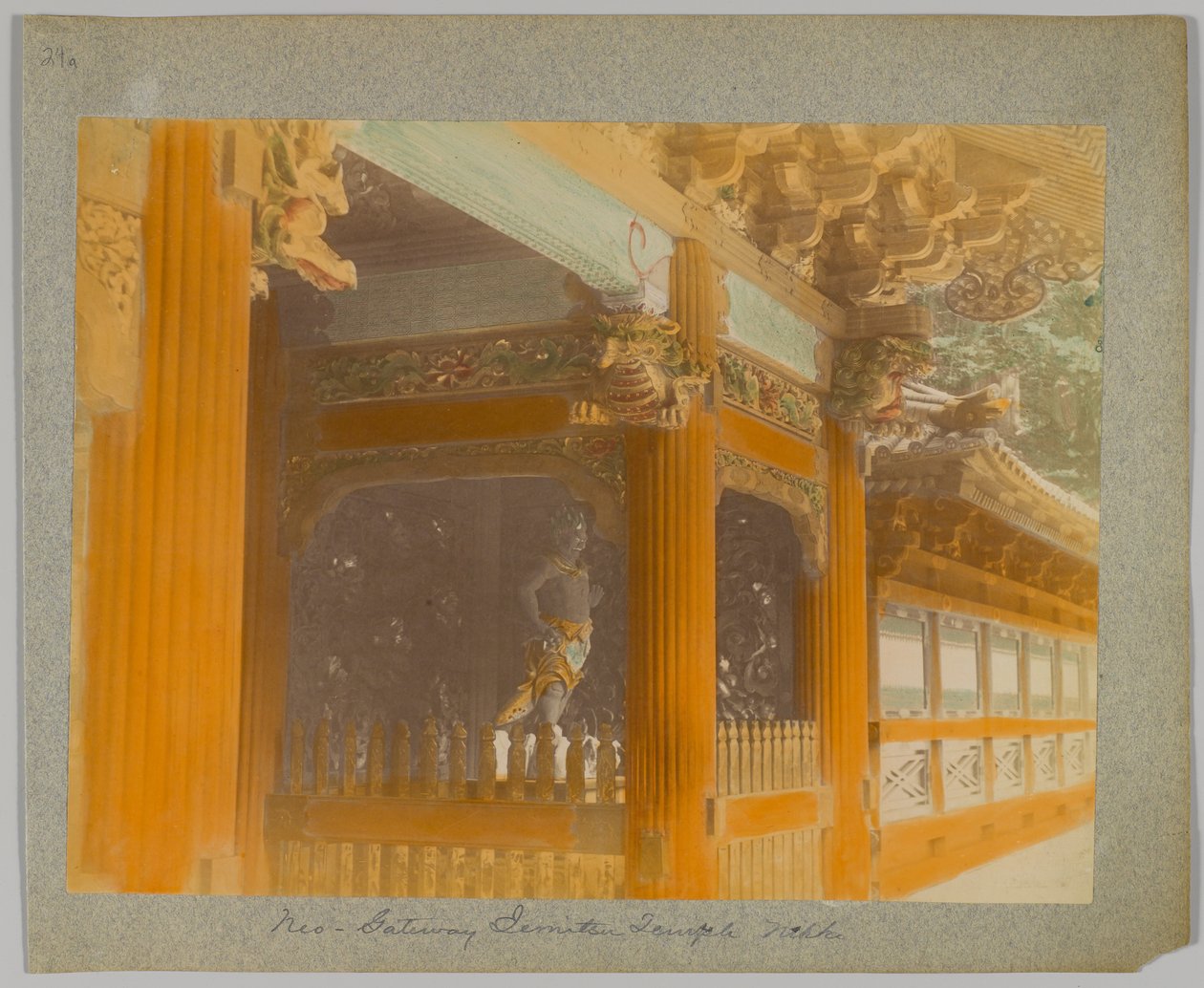 Brama Świątyni Jemitsu, Nikko, Japonia (ręcznie kolorowane czarno-białe zdjęcie) autorstwa Japanese Photographer