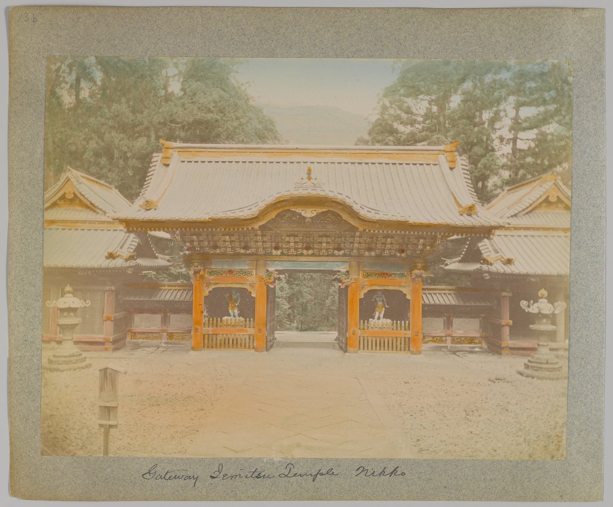 Brama Świątyni Jemitsu, Nikko, Japonia (ręcznie kolorowane czarno-białe zdjęcie) autorstwa Japanese Photographer