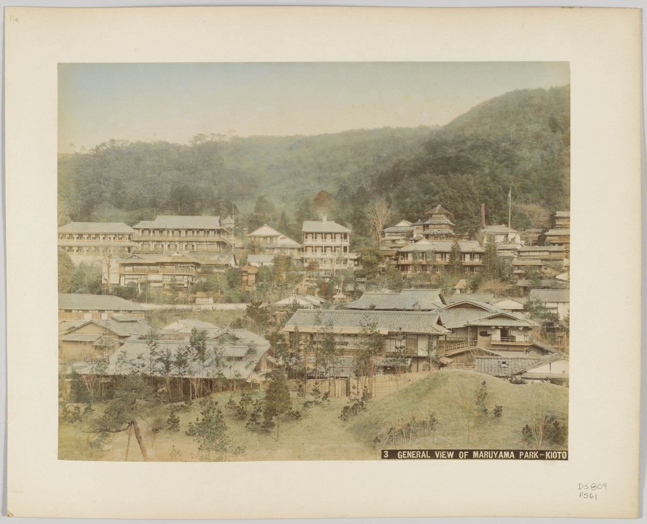 Widok ogólny parku Maruyama, Kioto, Japonia (ręcznie kolorowane czarno-białe zdjęcie) autorstwa Japanese Photographer
