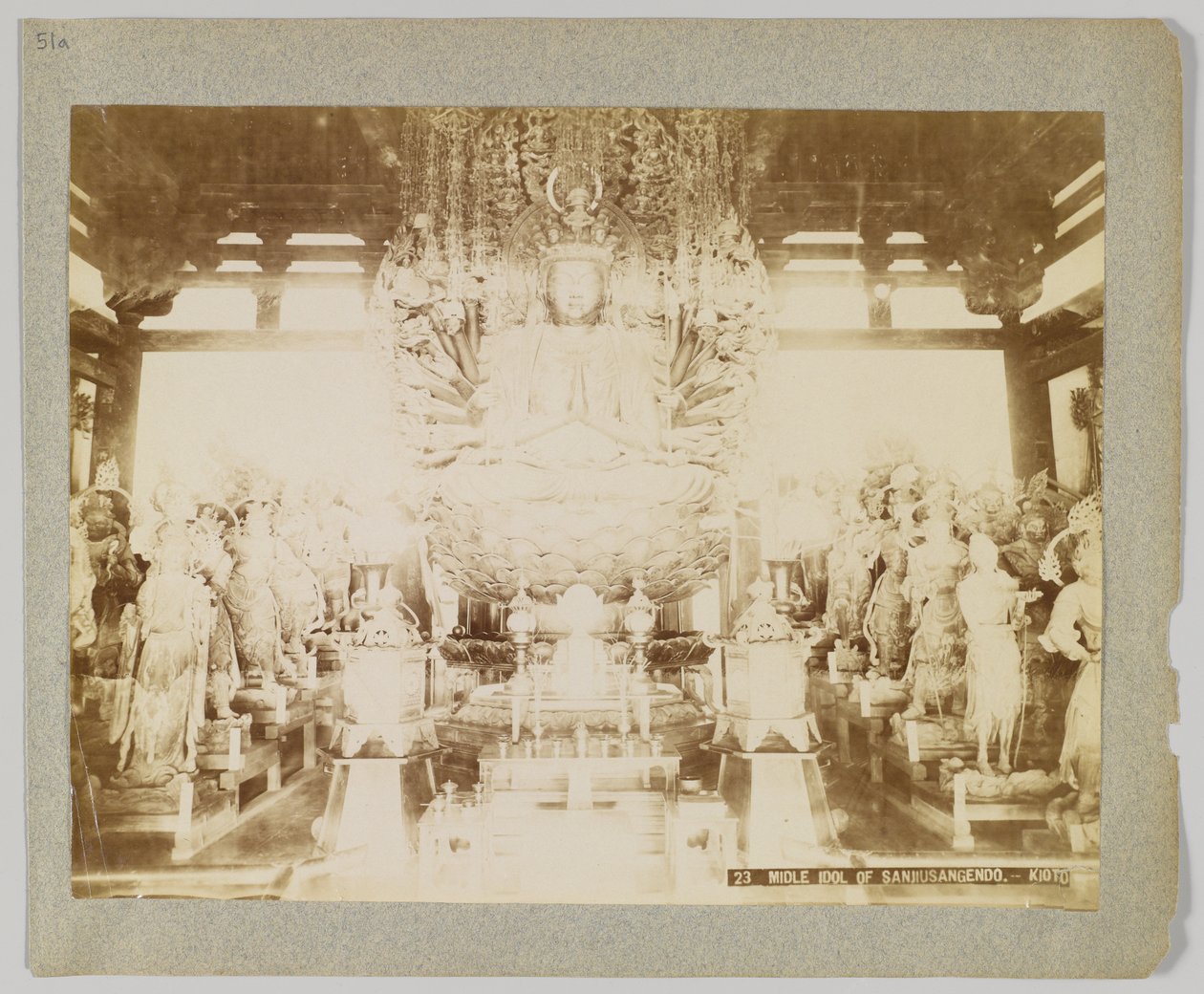 Idol w Sanjusangendo, Kioto, Japonia (zdjęcie czarno-białe) autorstwa Japanese Photographer