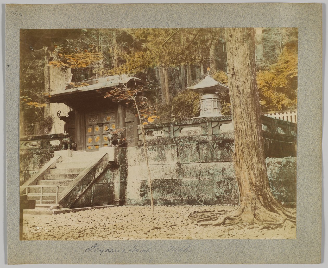 Grób Ieyasu, Nikko, Japonia (ręcznie kolorowane czarno-białe zdjęcie) autorstwa Japanese Photographer