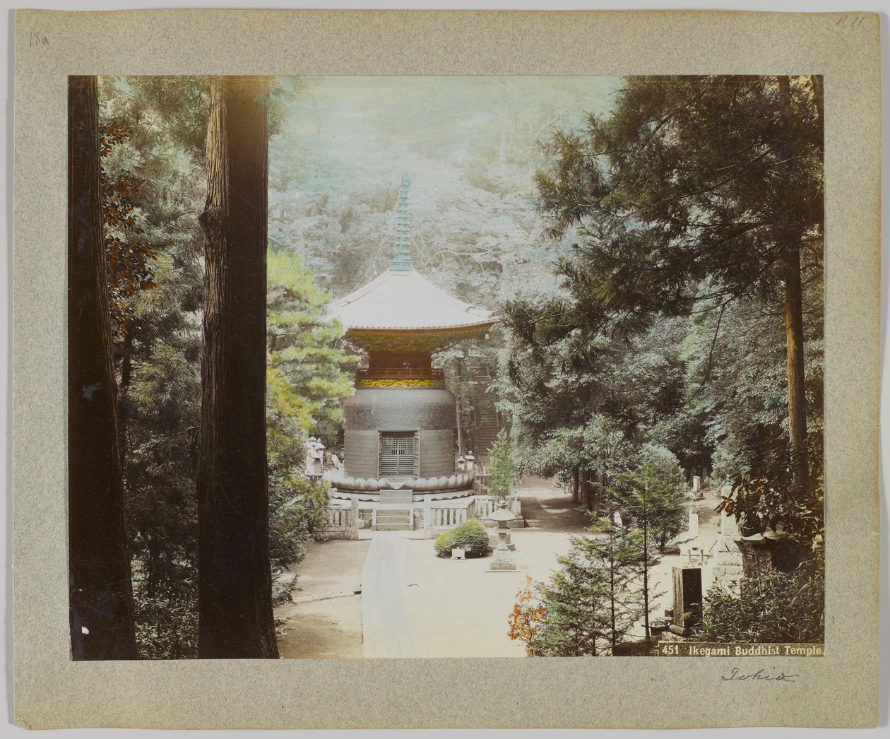 Świątynia buddyjska Ikegami, Tokio, Japonia (ręcznie kolorowane czarno-białe zdjęcie) autorstwa Japanese Photographer