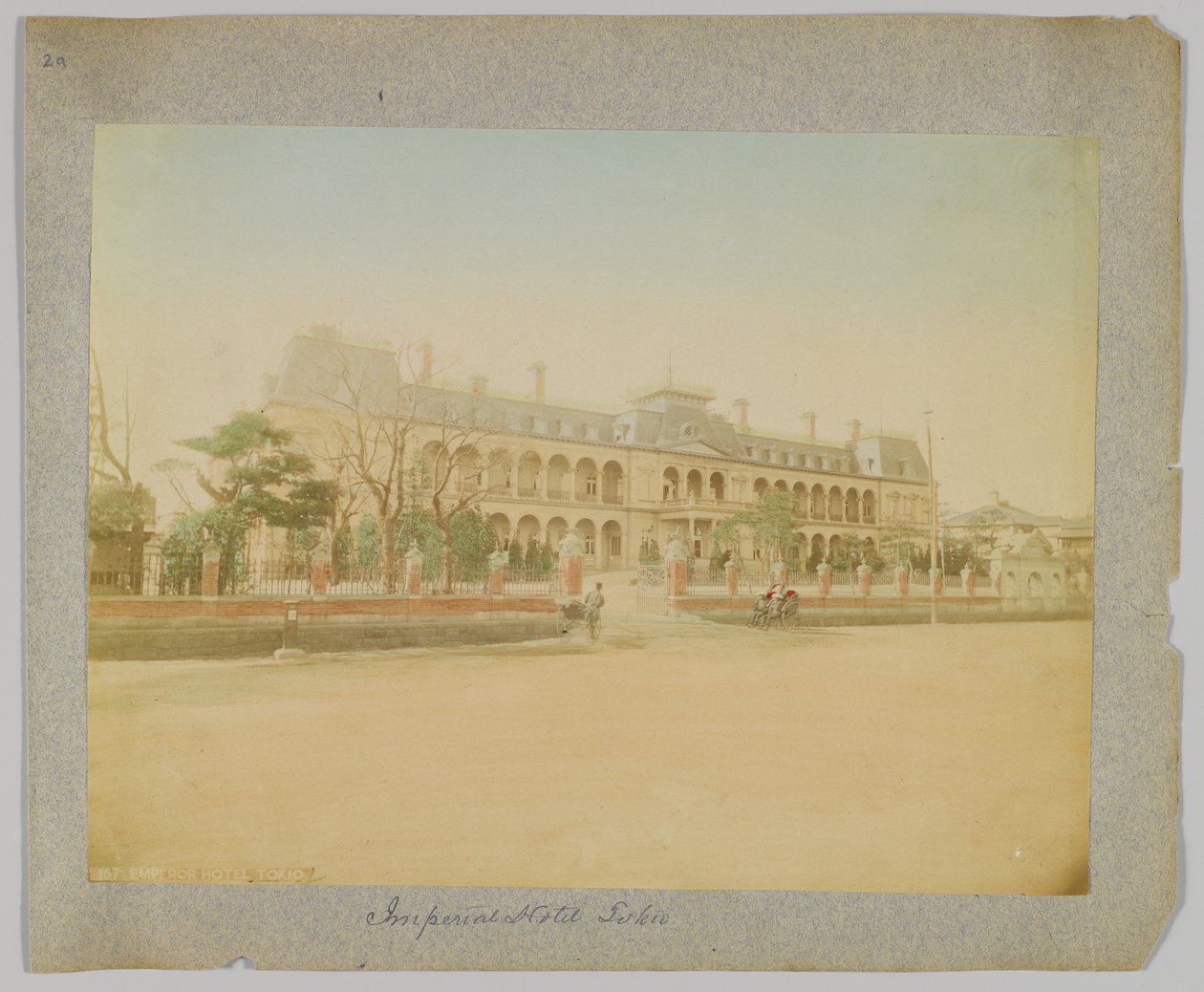 Imperial Hotel, Tokio, Japonia (ręcznie kolorowane czarno-białe zdjęcie) autorstwa Japanese Photographer