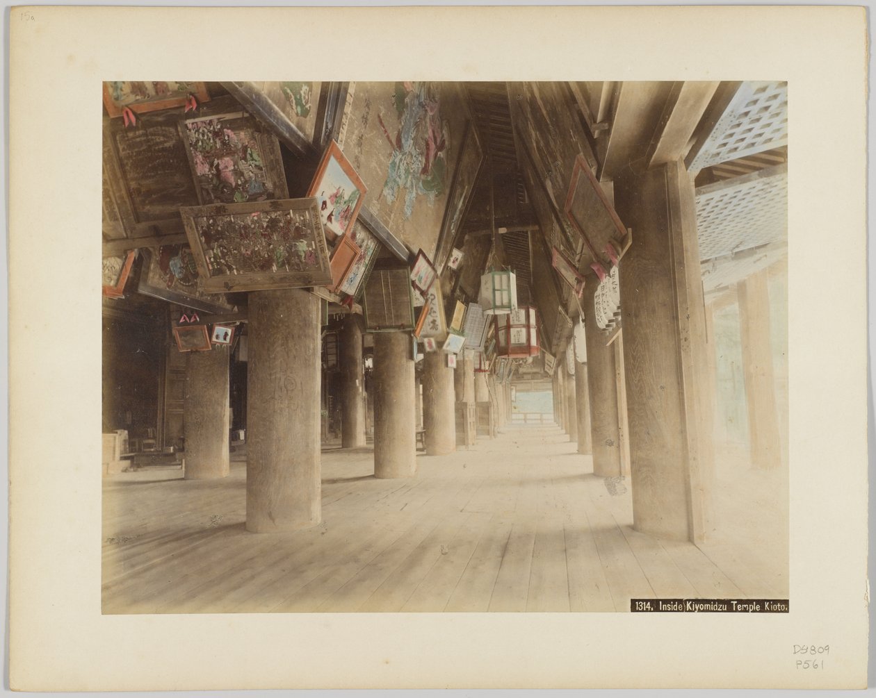 Wewnątrz świątyni Kiyomidzu, Kioto, Japonia (ręcznie kolorowane czarno-białe zdjęcie) autorstwa Japanese Photographer