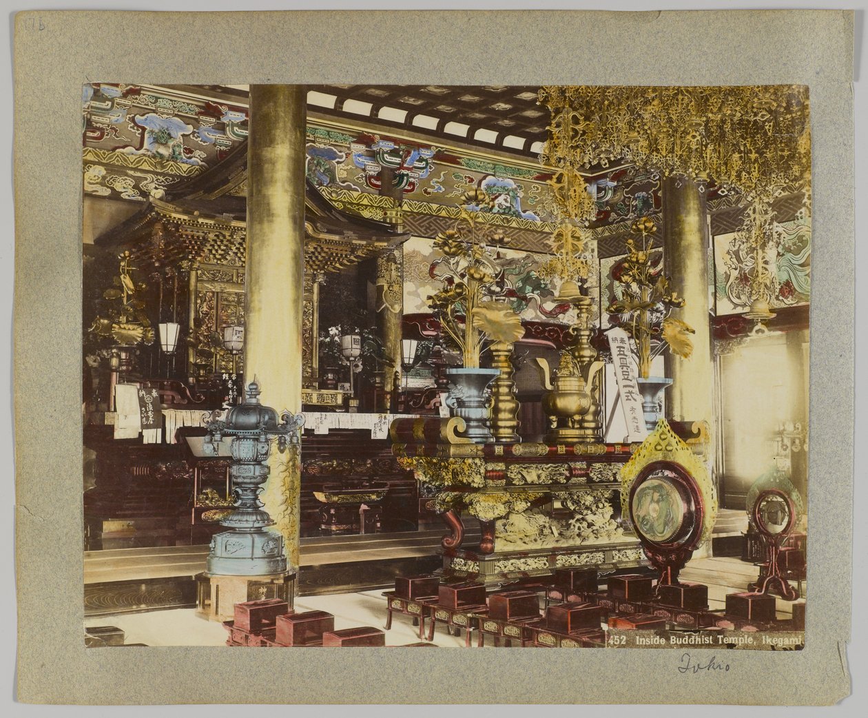Wewnątrz świątyni buddyjskiej, Ikegami, Tokio, Japonia (ręcznie kolorowane czarno-białe zdjęcie) autorstwa Japanese Photographer