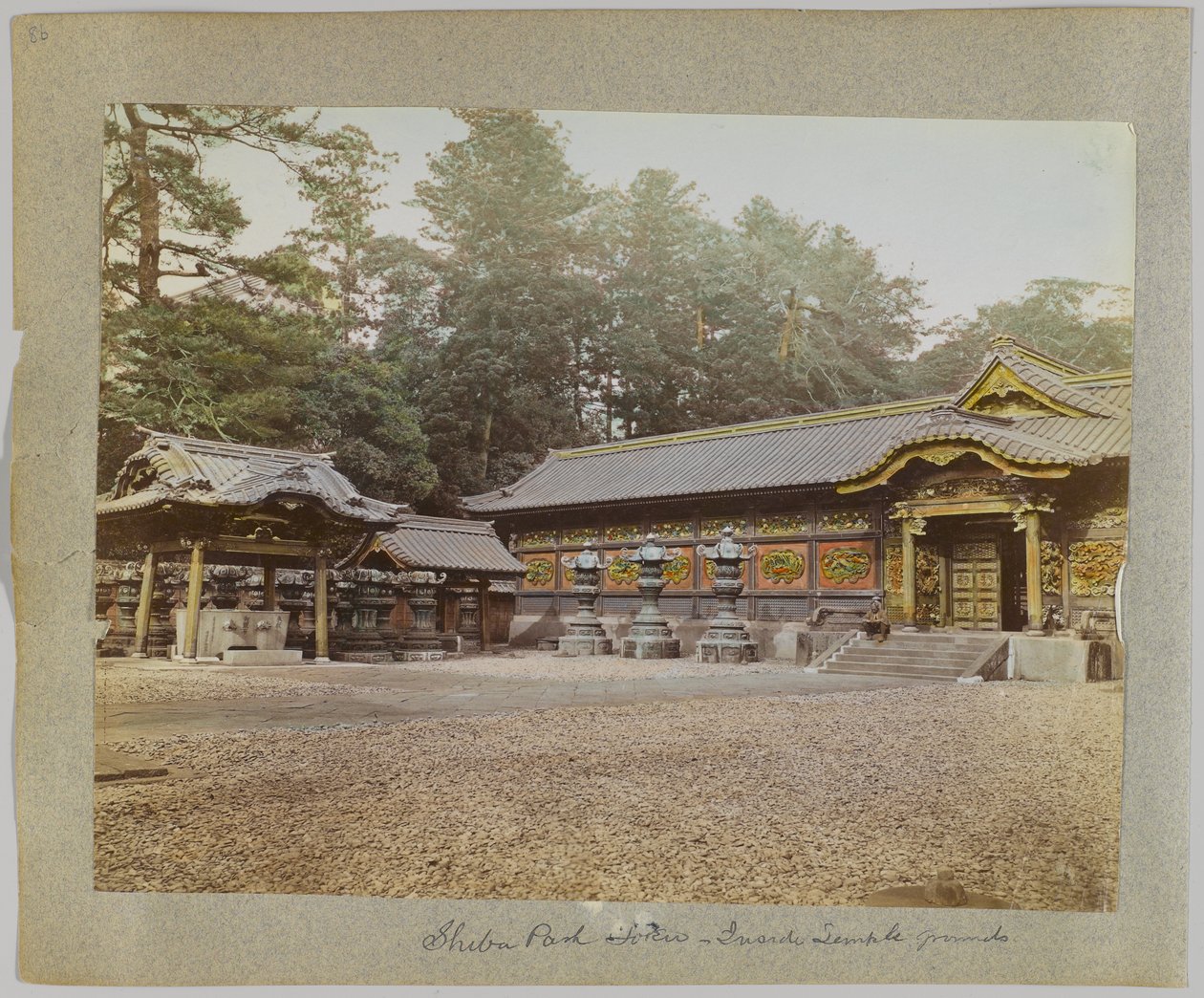 Wewnątrz świątyni, Shiba Park, Tokio, Japonia (ręcznie kolorowane czarno-białe zdjęcie) autorstwa Japanese Photographer