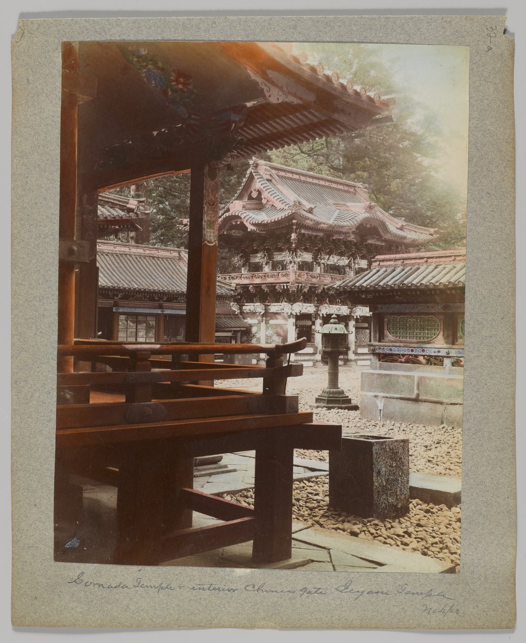 Brama wewnętrzna w Tōshō-gū, Nikko, Japonia (ręcznie kolorowane czarno-białe zdjęcie) autorstwa Japanese Photographer