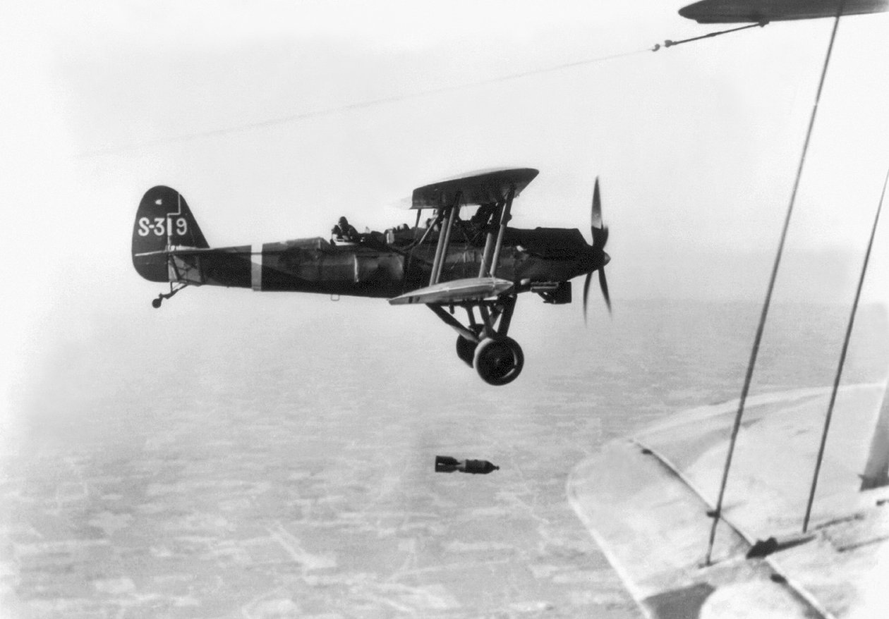 Japońskie samoloty przeprowadzają bombardowanie celów w Chinach, 1937 autorstwa Japanese Photographer