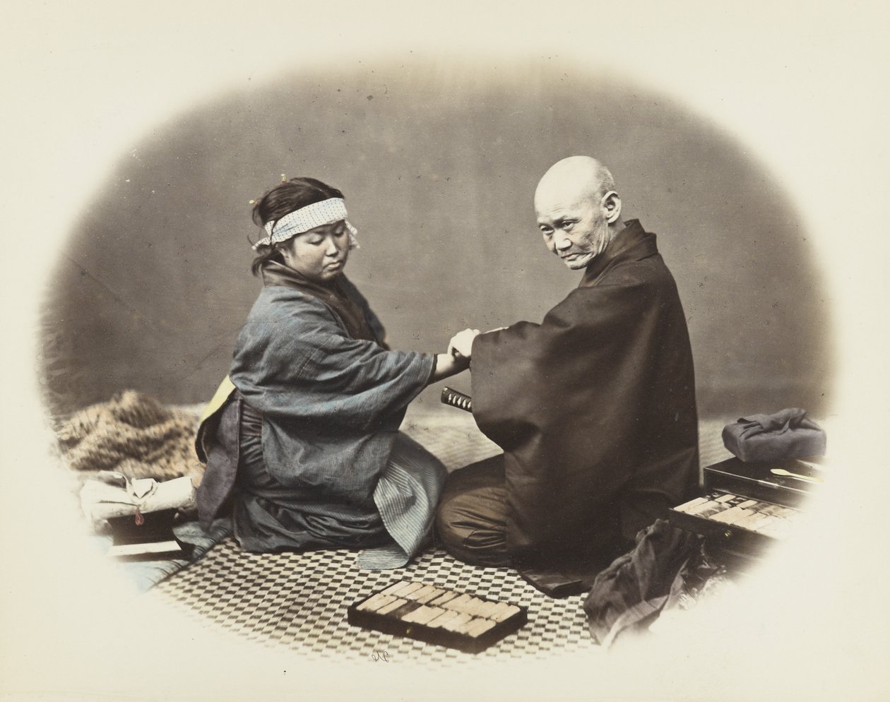 Japończyk i kobieta w tradycyjnych strojach (zdjęcie czarno-białe ręcznie kolorowane) autorstwa Japanese Photographer