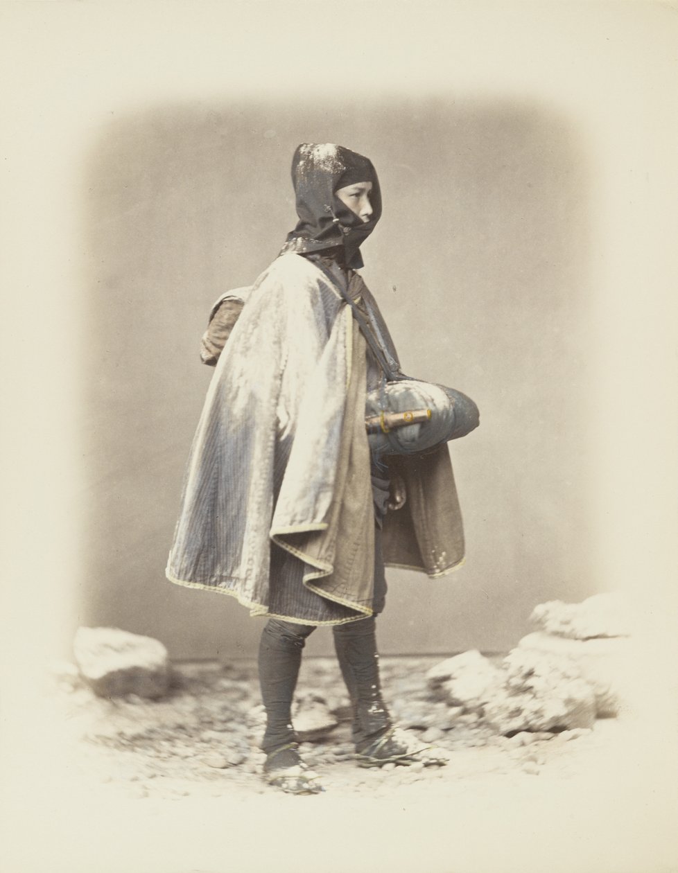 Japończyk na śniegu (ręcznie kolorowane czarno-białe zdjęcie) autorstwa Japanese Photographer