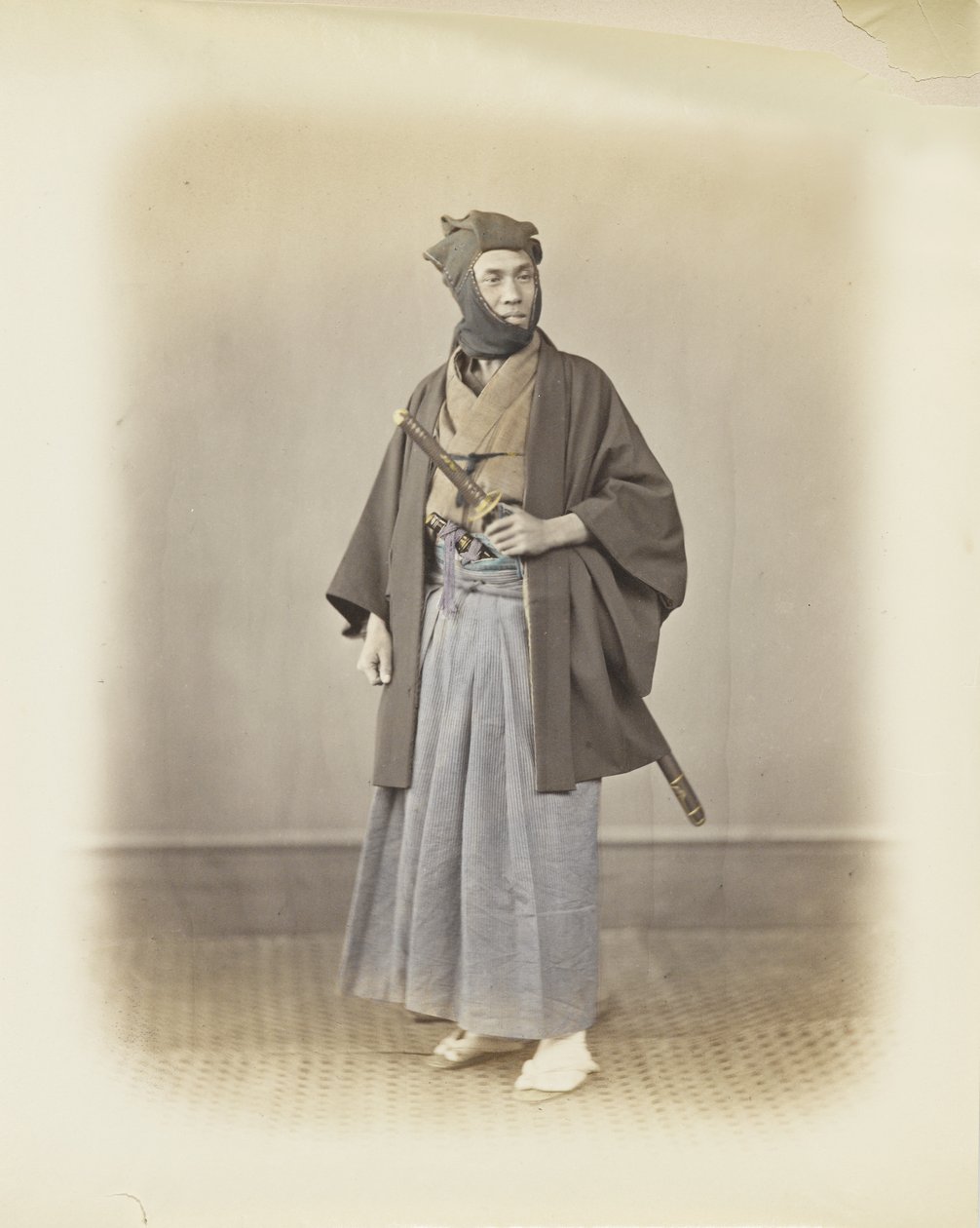 Japończyk w tradycyjnym stroju (zdjęcie ręcznie kolorowane czarno-białe) autorstwa Japanese Photographer