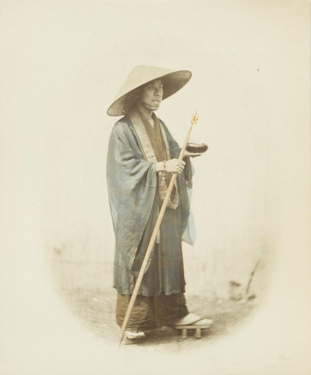 Japończyk w tradycyjnym stroju (ręcznie kolorowane czarno-białe zdjęcie) autorstwa Japanese Photographer