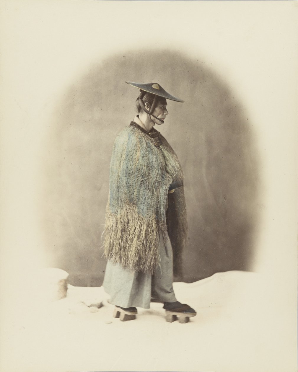Japończyk w tradycyjnym stroju (ręcznie kolorowane czarno-białe zdjęcie) autorstwa Japanese Photographer