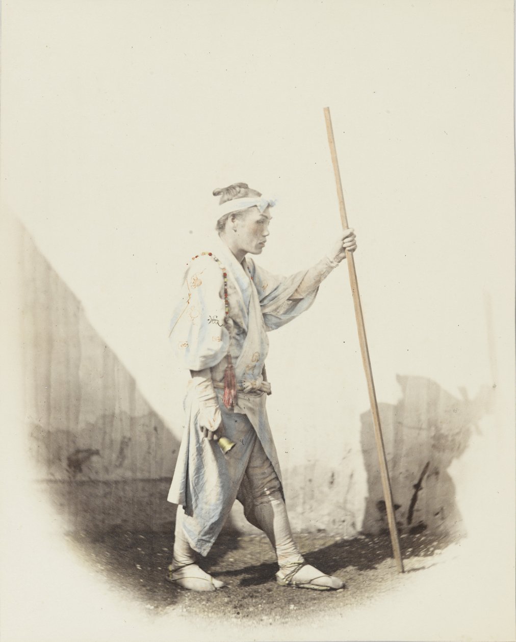 Japończyk z dzwonkiem (zdjęcie czarno-białe ręcznie kolorowane) autorstwa Japanese Photographer