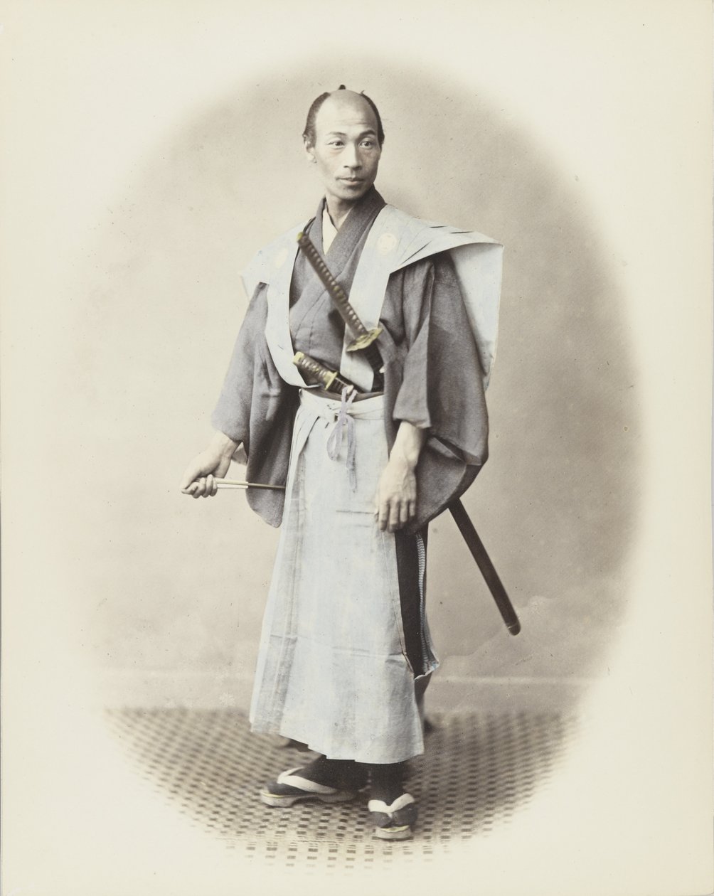 Japończyk z mieczem (zdjęcie czarno-białe ręcznie kolorowane) autorstwa Japanese Photographer