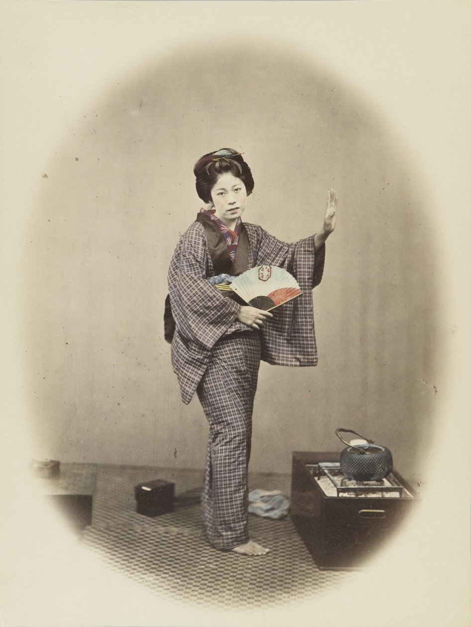 Japonka w tradycyjnym stroju (zdjęcie ręcznie kolorowane czarno-białe) autorstwa Japanese Photographer
