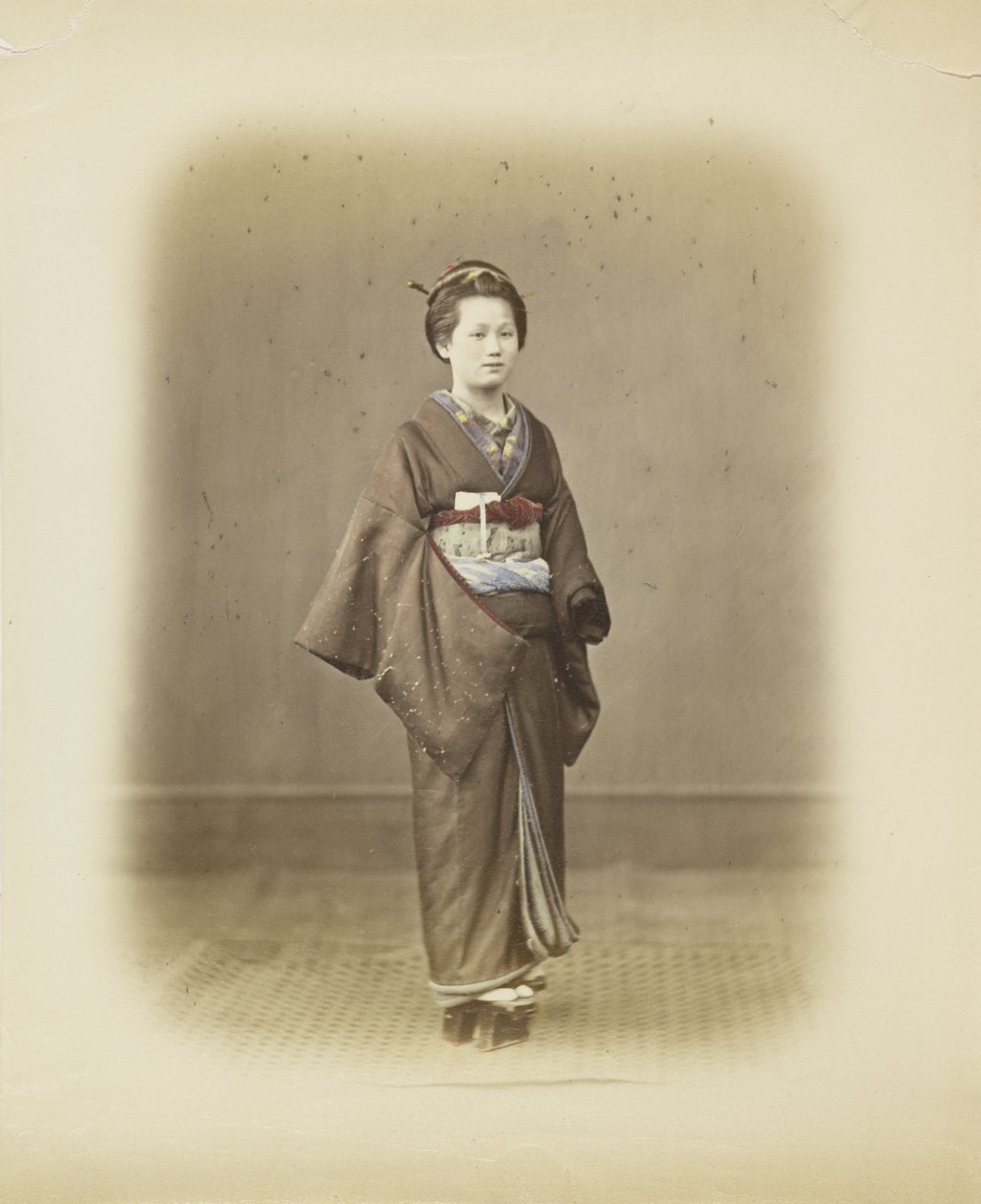 Japonka w tradycyjnym stroju (zdjęcie ręcznie kolorowane czarno-białe) autorstwa Japanese Photographer