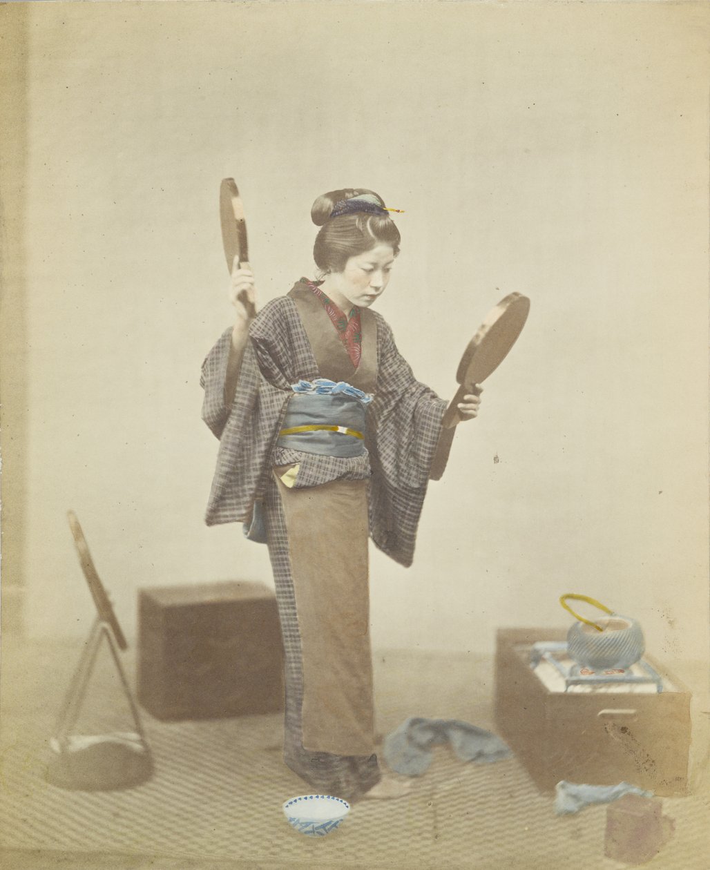 Japonka z lustrami (zdjęcie ręcznie kolorowane czarno-białe) autorstwa Japanese Photographer